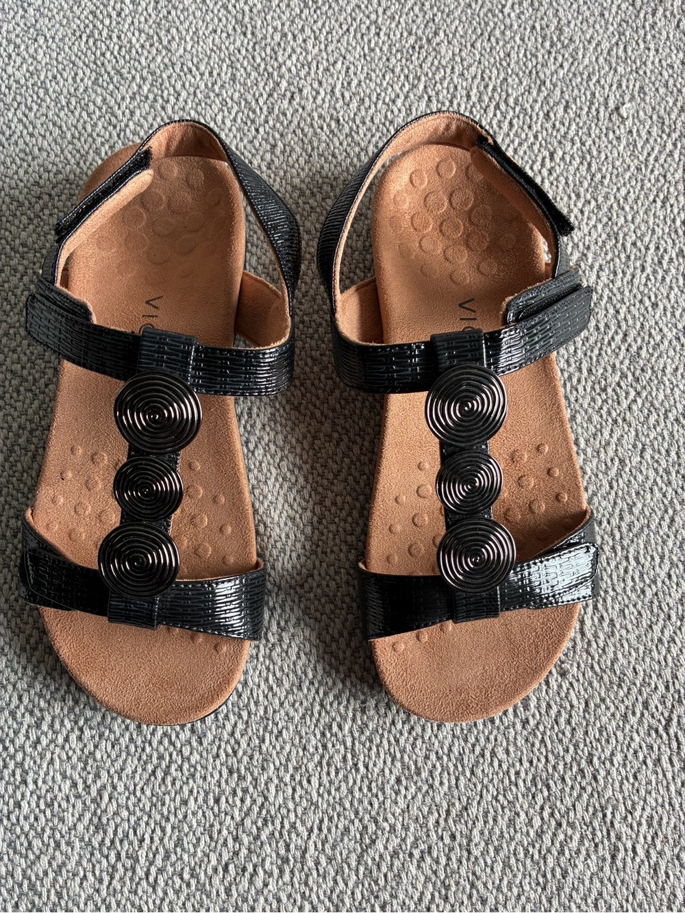 Vionic Farra II Women's Black Metallic Medallion Orthotic T-
Strap Sandals Sz 7.